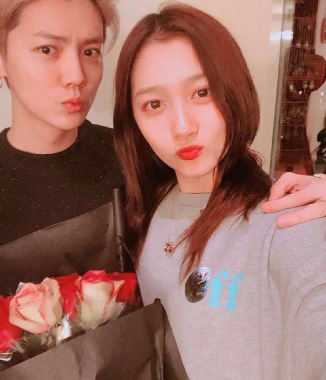 鹿晗关晓彤穿情侣装被拍男方少年感十足网友笑称晓彤似保镖