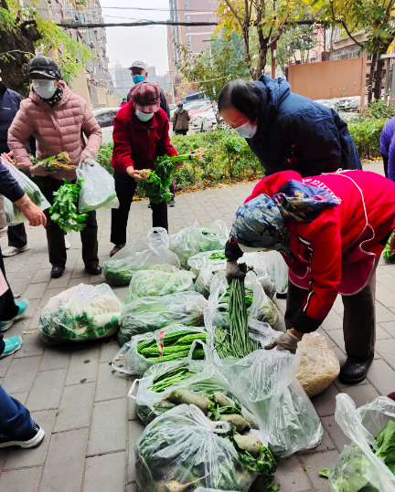 蔬菜直通车进社区防控疫情居民就近买菜
