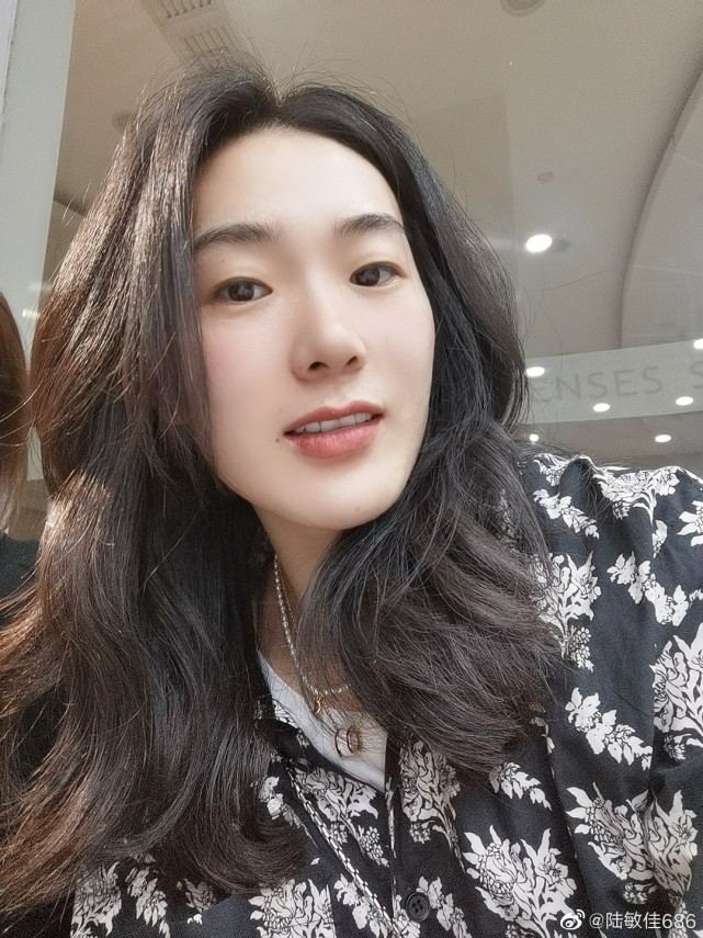 在全运会后退役的谢震业女友陆敏佳晒出了自己的照片,可以看到,陆敏佳