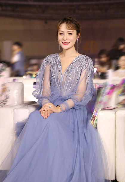 叶一茜品位真不错,一袭蓝色网纱裙配盘发魅力十足,气质好高级