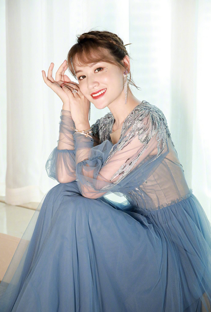 叶一茜品位真不错,一袭蓝色网纱裙配盘发魅力十足,气质好高级