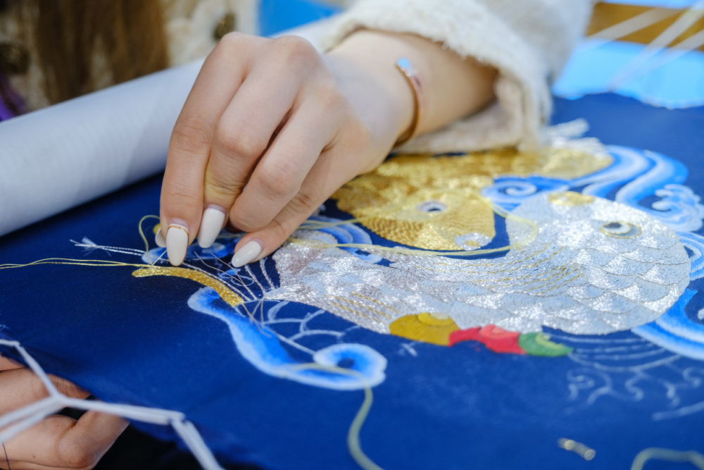 雷蒙的工作人员在现场展示京绣技艺,据悉,这幅作品需要绣制三个月才能