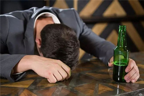 黑龙江男子酒后开车坠亡,家属向同桌4人索要巨额赔偿,法院判了