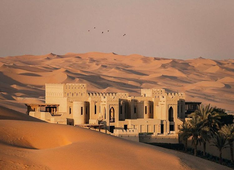 所以虽然堪称顶奢的沙漠酒店还有不少,但是沙漠宫殿酒店却是寥寥无几.