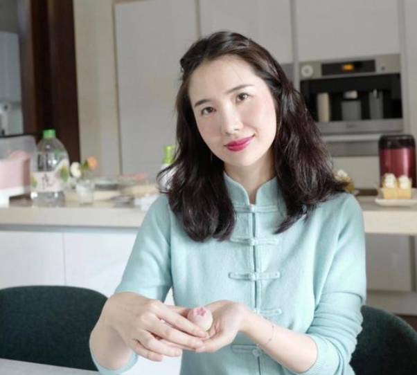 董花花晒新店内景,购物节都空无一人?不似隔壁张大奕专业!