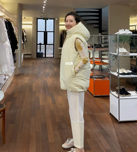 董花花晒新店内景,购物节都空无一人?不似隔壁张大奕专业!