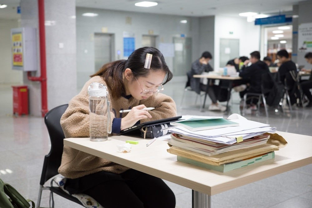 史凡 摄11月5日晚 江汉大学自习