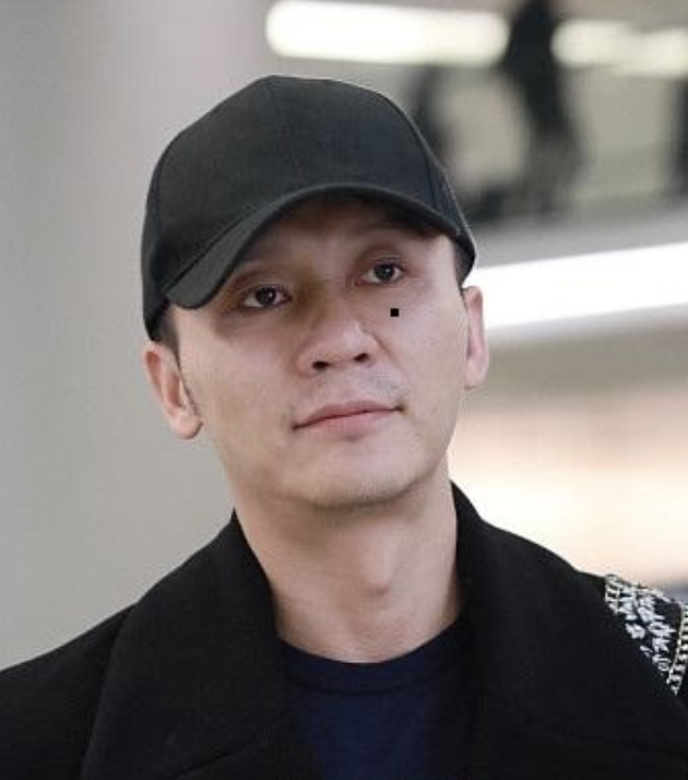 仔细看,李晨素颜时,连眉毛都人间蒸发了.