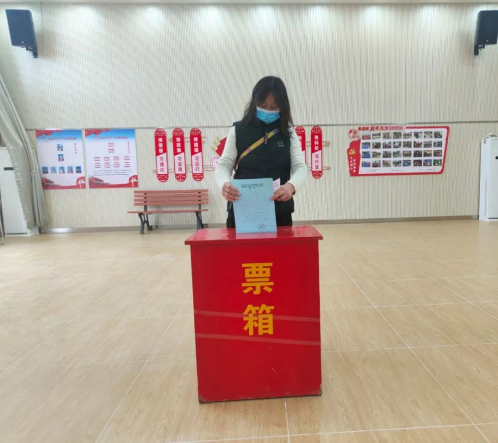 沪江网校和新东方在线哪个好合作践行手持民主一票