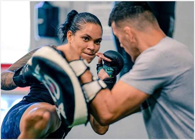 母獅阿曼達努涅斯ufc排名第一的女子格鬥悍將