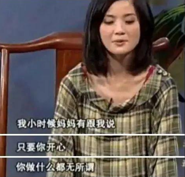 阿Sa蔡卓妍妈妈罕见曝光！和女儿长相太神似，怀抱大捧鲜花像少女