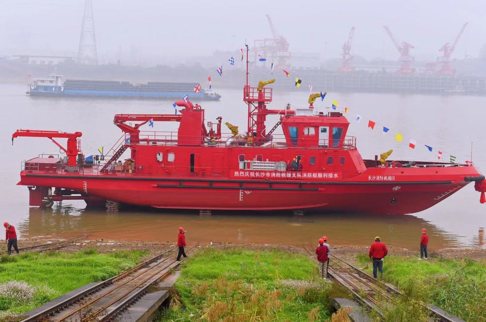 湖南最大综合型消防救援艇下水