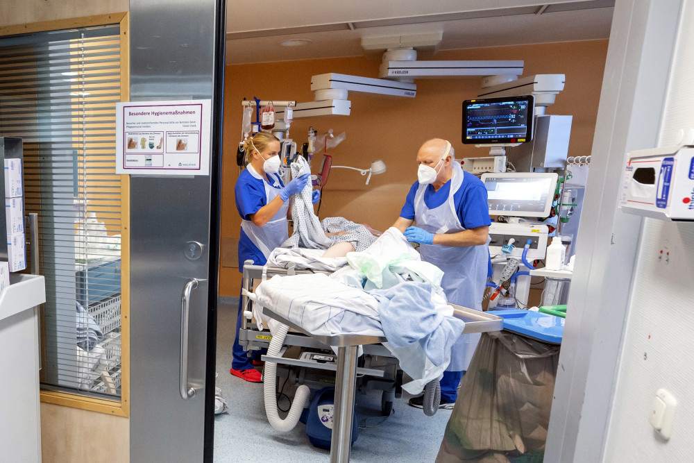 新华社/美联11月4日,医务人员在德国慕尼黑一所医院的重症病房工作.