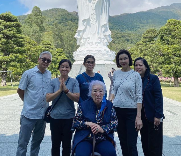 谢玲玲携97岁婆婆现身寺庙，满头白发精神好，离婚多年仍亲如母女