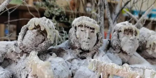 1950年,长津湖的死鹰岭上的一尊尊冰雕,成为志愿军精神的化身,成为