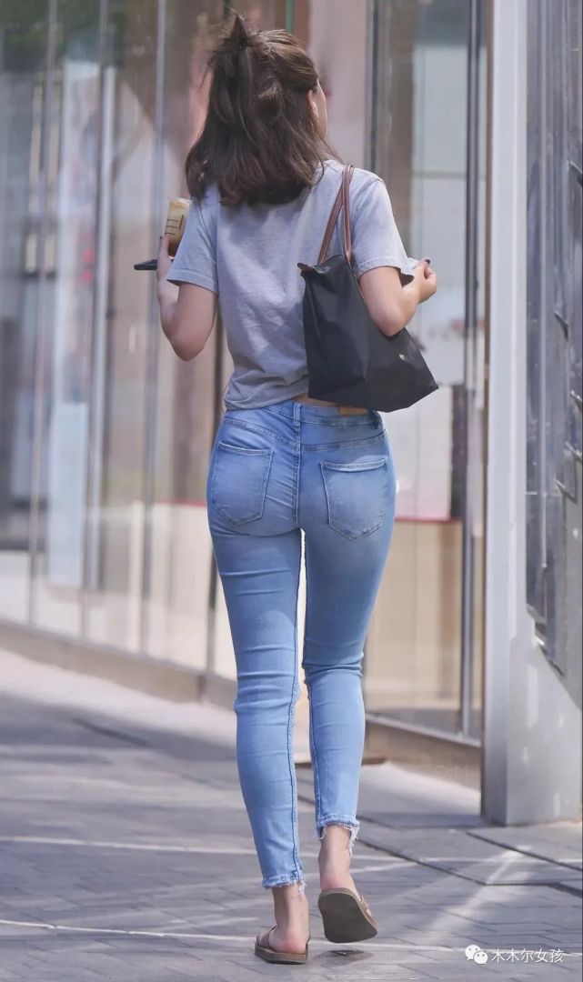 简约的紧身牛仔裤穿出最美的背影