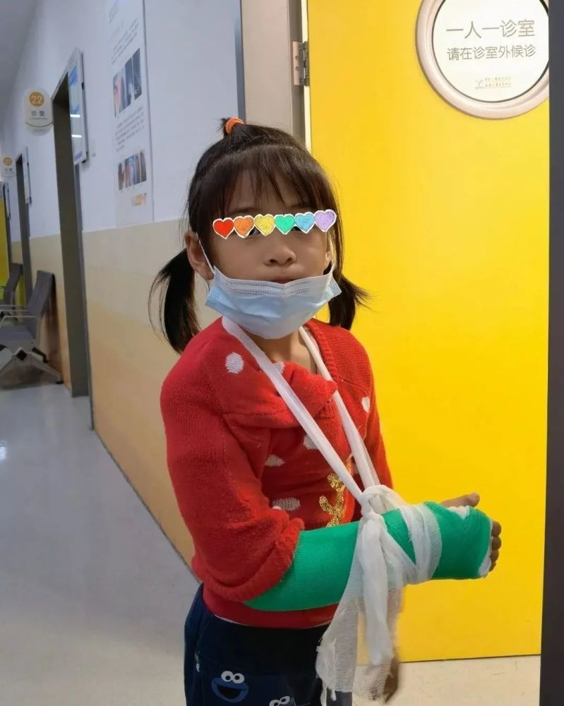 那么,骨折绑着石膏的陶妞,能不能打疫苗呢?