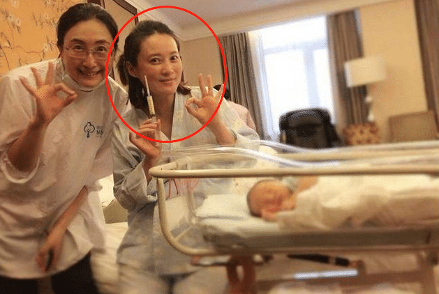 蒋勤勤43岁生二胎产后与丈夫合照像两代人网友没有必要