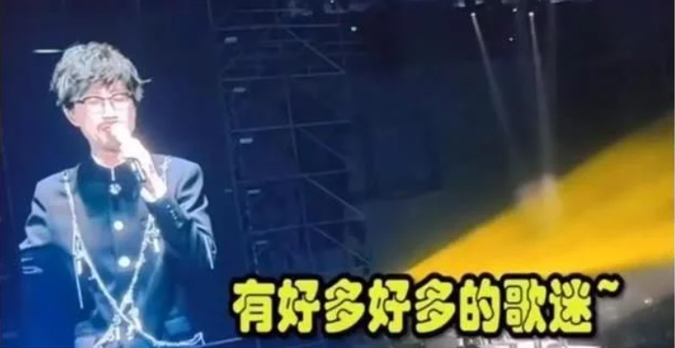 他被称为“情歌教父”，出道33年，经典歌曲久唱不衰！