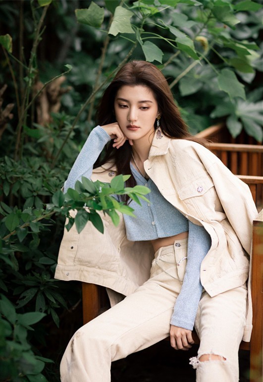 吴千语身材气质不一般穿廓形外套配短款背心又甜又酷超洋气