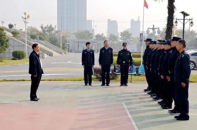 蚌埠市中級人民法院審判委員會委員,二級高級法官朱軍及法警支隊支隊