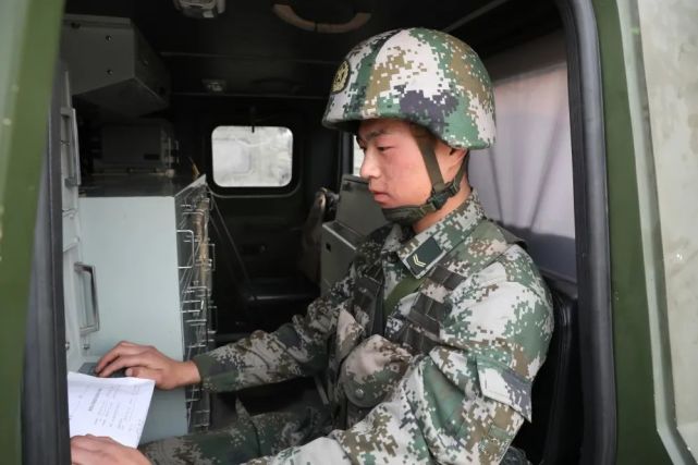 吴云翔  卢志荣"当兵要当排头兵!