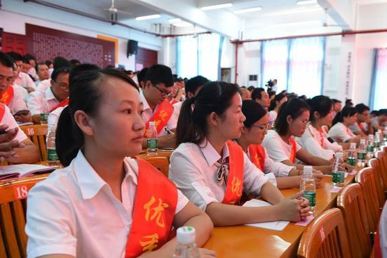 教师轮岗制度要来了?北上深率先试行,解决这2个问题很关键