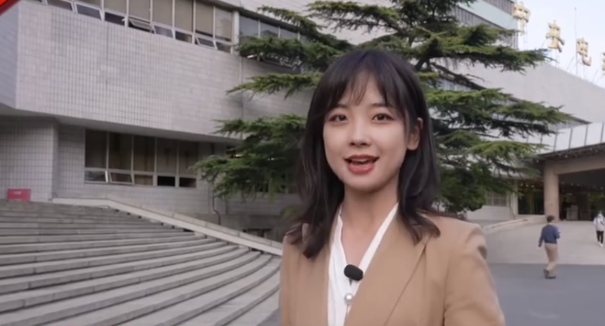 央视女记者王冰冰探班记者选手,被赞平易近人,笑容甜美超圈粉_腾讯
