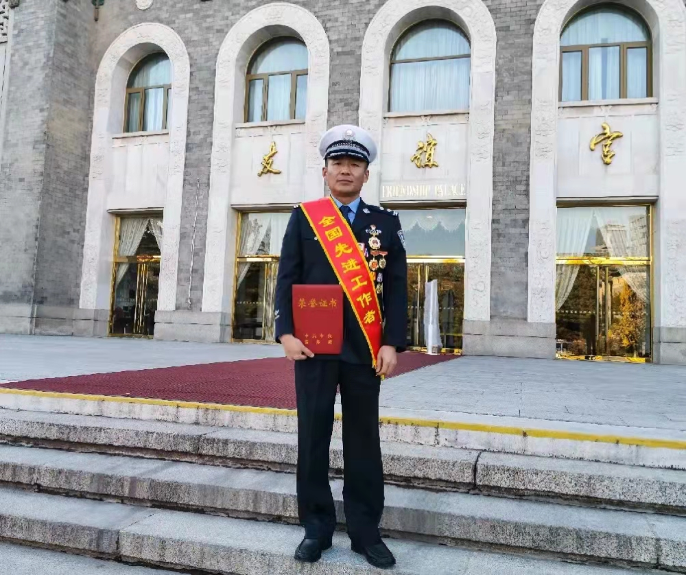 2020年11月24日,被授予"全国先进工作者"称号的刘建平在北京参加