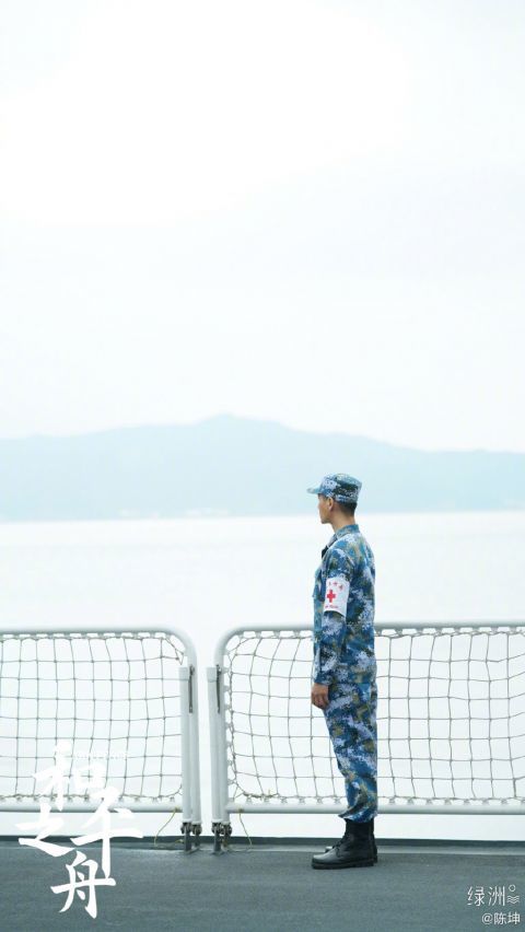 陈坤晒海军蓝迷彩服写真 身姿笔挺目光笃定
