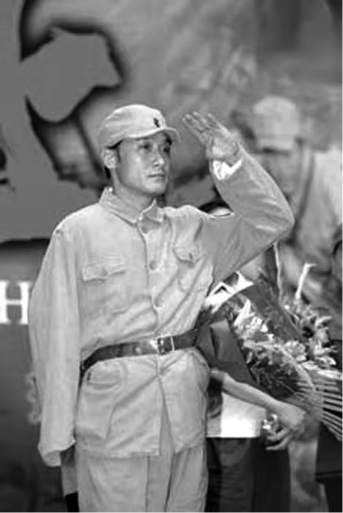 独臂悍将贺炳炎22岁锯掉右臂47岁去世20万军民冒雨送殡