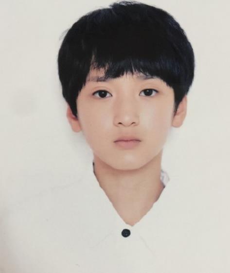 忽略他进入时代峰峻留下厚厚的锅盖头刘海,五官真得很正,眼神很小就