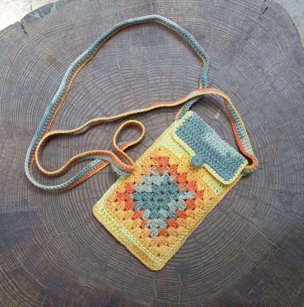 手机袋你还在花钱买?几团彩线就能自己钩,全家都喜欢!