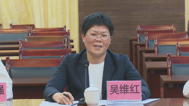 并表示龙川教育事业的蓬勃发展,需要龙川县各级各系统的共同努力,也