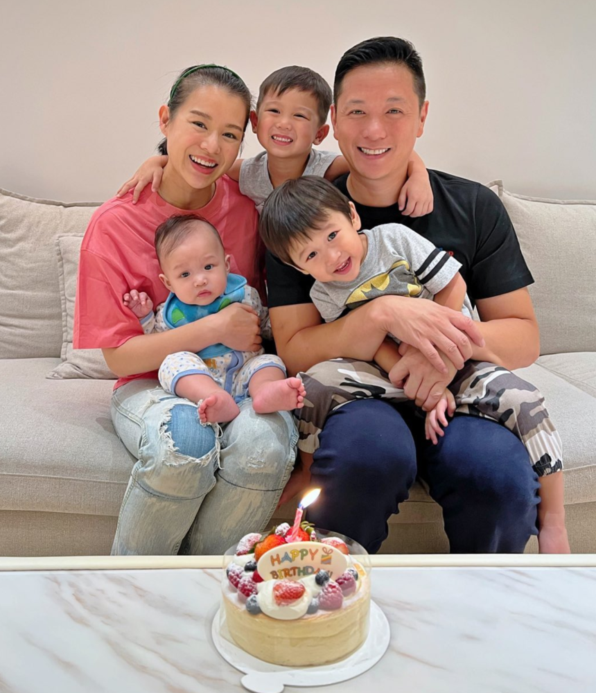 胡杏儿42岁生日与老公儿子们一起庆祝 一家五口拍温馨全家福