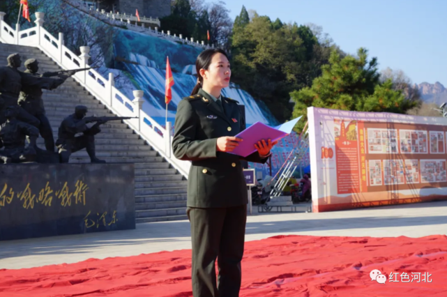 伴隨著莊嚴的《中華人民共和國國歌》和《中國人民抗日軍政大學校歌》