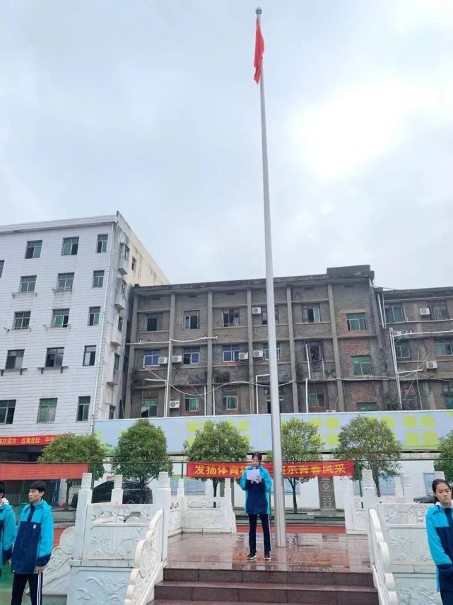 临川七中:升旗仪式上宣讲抗疫知识