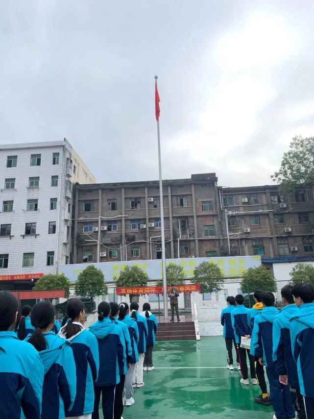 临川七中:升旗仪式上宣讲抗疫知识