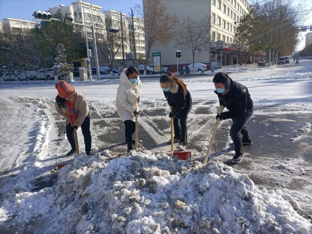 玉門:大雪悄然至 大家掃雪忙_騰訊新聞