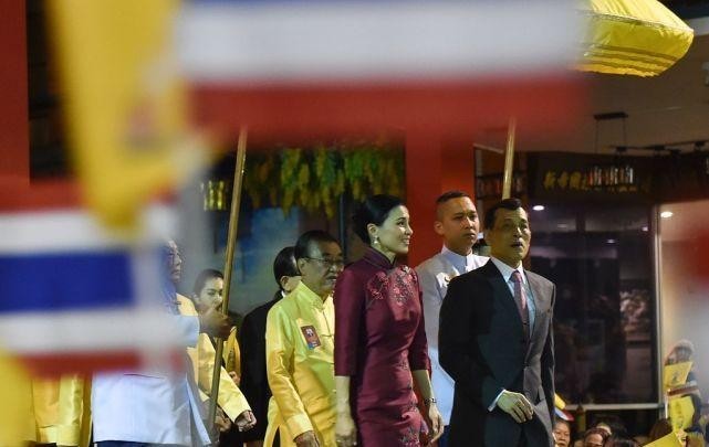泰国王后苏提达和国王丈夫同框，穿粉裙看着挺嫩，自带高贵气场太原理工大学怎么样