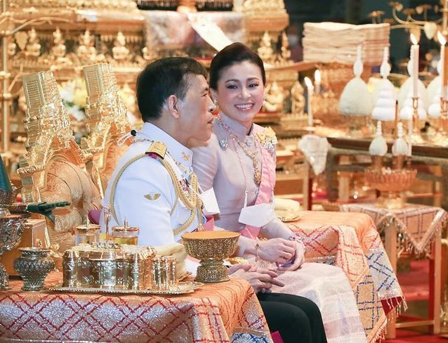 泰国王后苏提达和国王丈夫同框，穿粉裙看着挺嫩，自带高贵气场太原理工大学怎么样