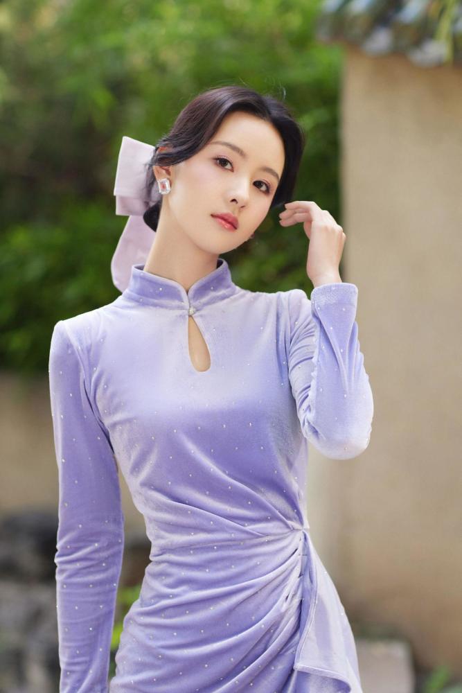 又被“陈都灵”迷倒了，穿紫色旗袍身材窈窕气质惊艳，看着真高级小说潘磊张妍