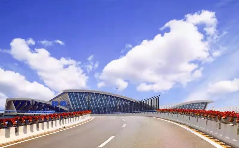 浦东机场在原有绿化景点的基础上,以"一带一路,三心融合"为主题,围绕