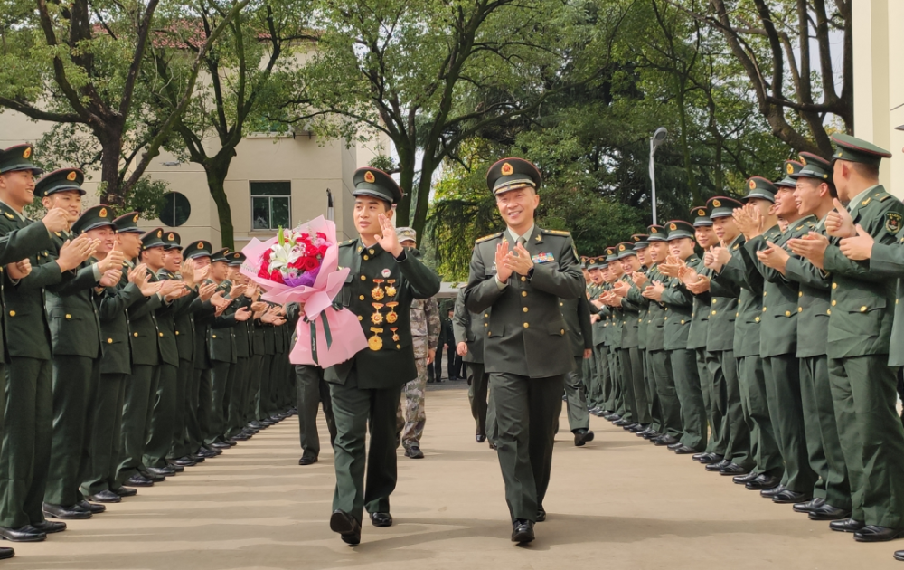 数百名战士夹道欢迎,驻金73132部队从北京载誉归来,第八届全国道德