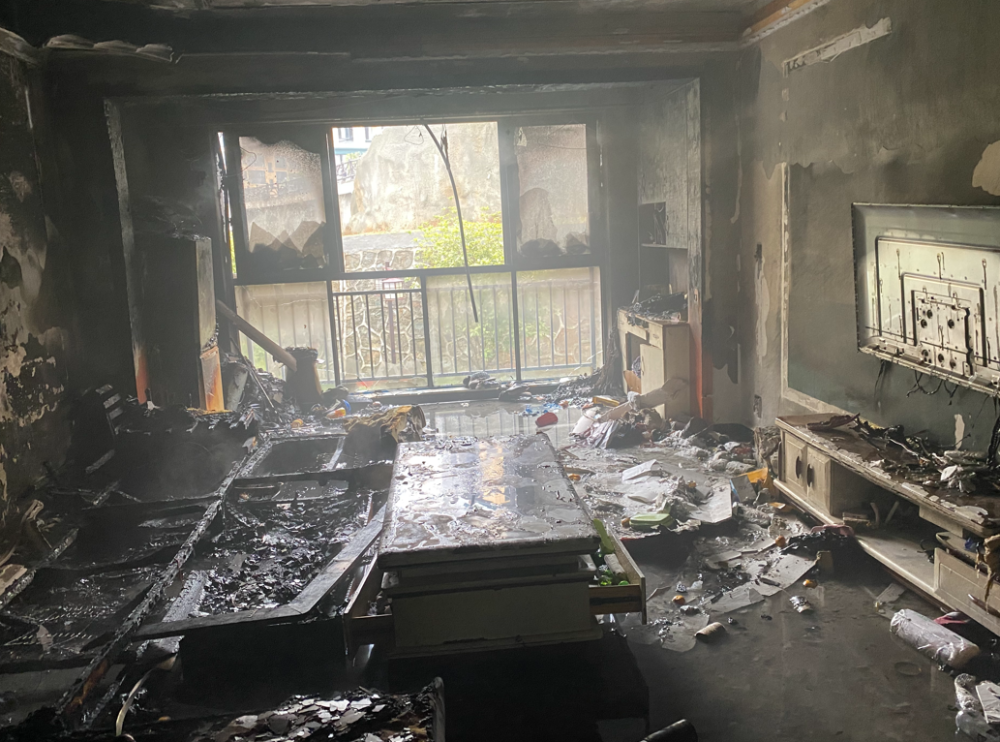 锦屏某小区一住宅起火,室内被烧得面目全非