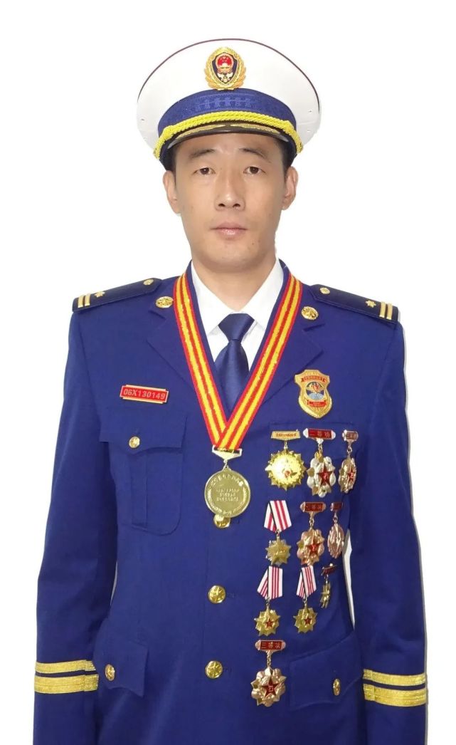 特勤大队副大队长辽宁省鞍山市消防救援支队刘本成男,汉族,天津东丽人