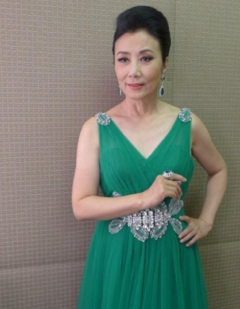 tvb一姐汪明荃晒新发型花4位数剪发不心疼近照气质如往常优雅