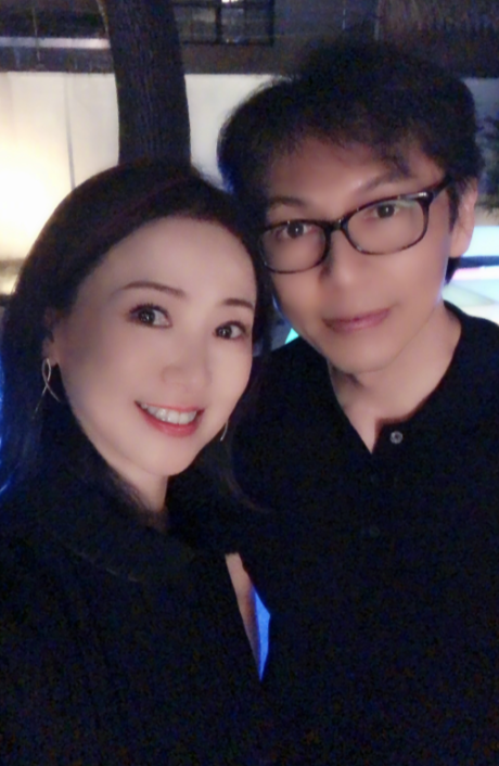 翁虹和老公刘冠廷一起现身,他们夫妻俩当天都穿着黑色上衣仿佛是情侣