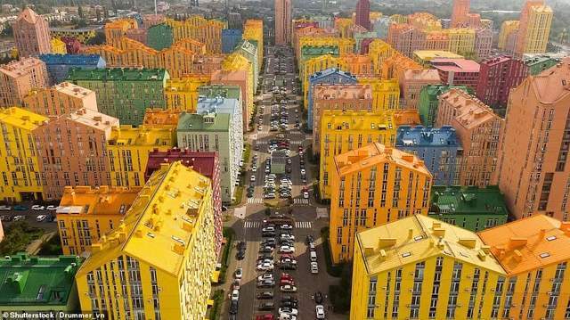 乌克兰有个五彩缤纷的"舒适小镇",仿佛现实版乐高城市,位于首都基辅