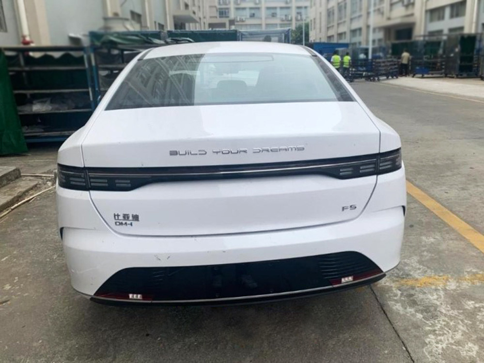 比亚迪全新f5实车现身尺寸逼近中级车外观比奥迪还拉风